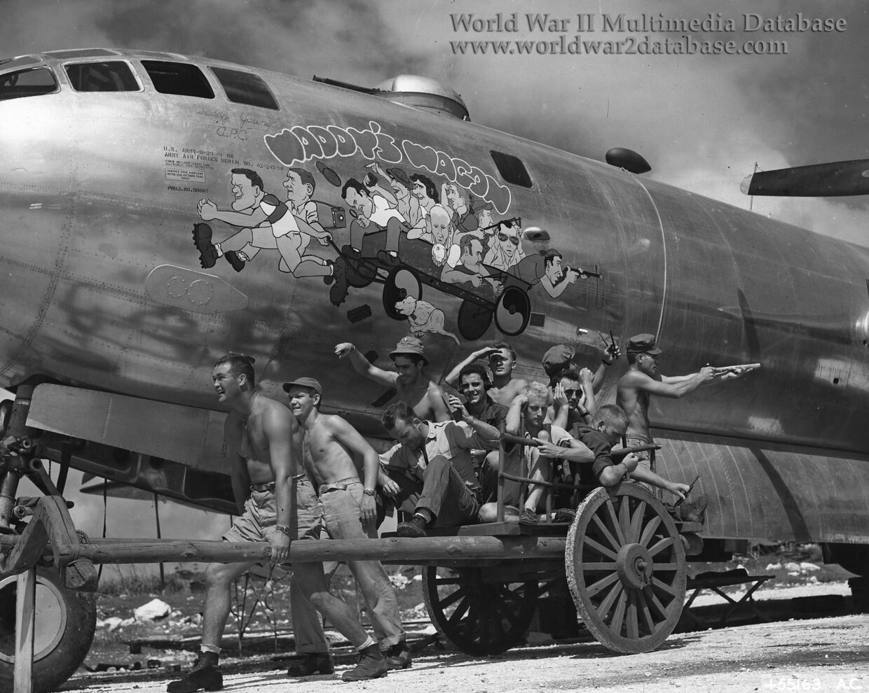 The crew of B-29 Superfortress 42-24598 “Waddy‘s Wagon“